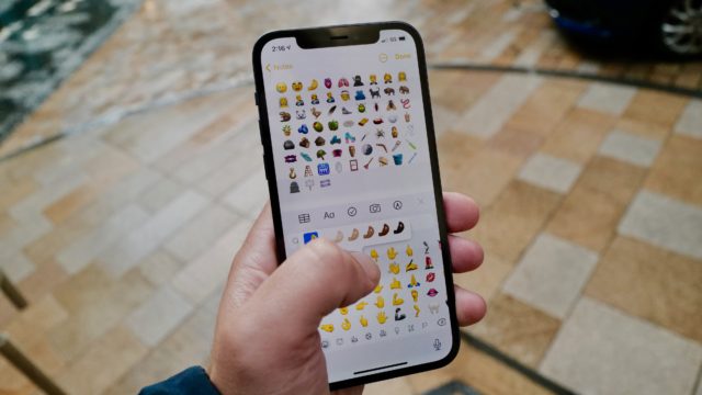 С обновлением до iOS 14.2 на iPhone появится более 100 новых эмодзи