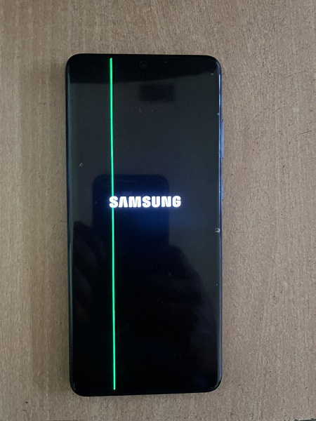 На экранах смартфонов Samsung Galaxy S20 появляются цветные полосы