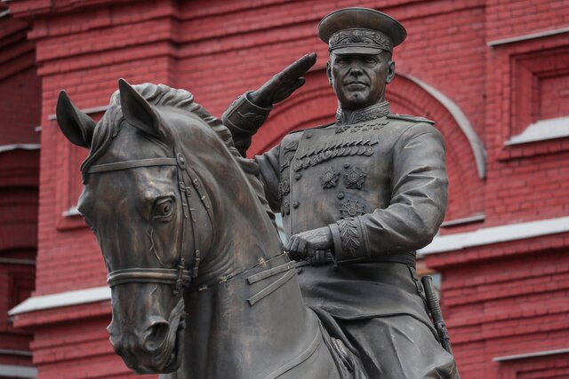 Самая загадочная история этой недели: памятник Жукову в Москве неожиданно заменили, немного переделав. Что происходит, вообще непонятно