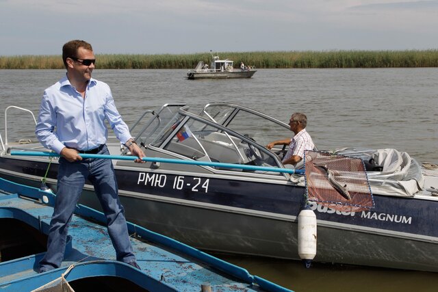 «Проект» рассказал, как остров на Волге превратили в резиденцию Дмитрия Медведева. Он прилетает туда порыбачить