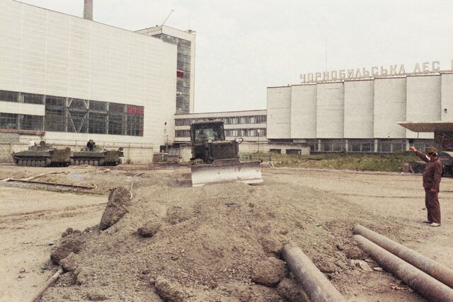 «Даже за толщей брони стрелки радиометров начинали метаться». Фрагмент книги «Чернобыль. История катастрофы» — о малоизвестных эпизодах ликвидации аварии на атомной станции