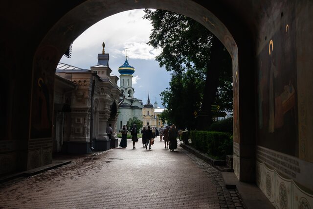 Накануне Пасхи в Троице-Сергиевой лавре началась вспышка коронавируса. Заразившийся послушник покончил с собой