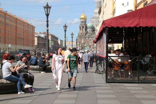 В Петербурге снова начала расти заболеваемость коронавирусом — сразу после парада Победы и старта голосования по Конституции. Власти продолжают снимать ограничения, а врачи ждут вторую волну