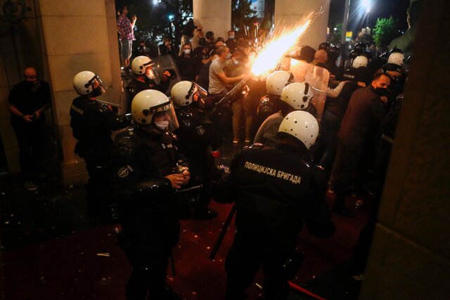 В Белграде противники повторного введения карантинных мер попытались взять штурмом парламент. Фотографии