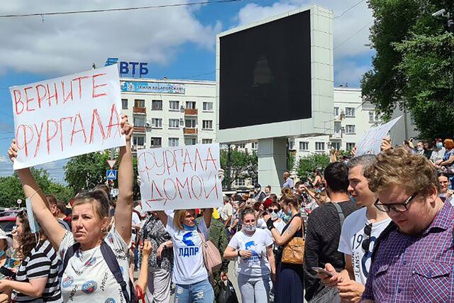 В Хабаровске прошел самый массовый митинг в истории города — в защиту арестованного губернатора Сергея Фургала. Главное