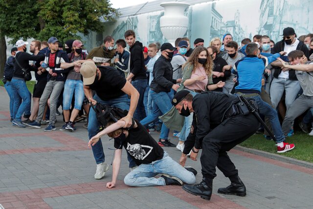 По всей Белоруссии прошли протесты против снятия с выборов главных конкурентов Лукашенко. Задержаны около 300 человек, возбуждено уголовное дело