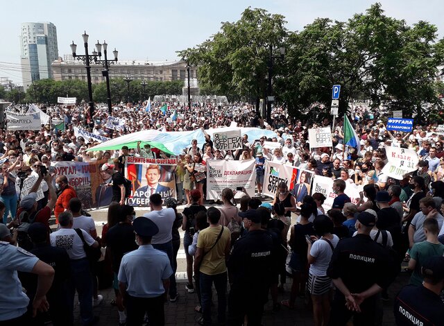 Мы, жители края, требуем. Хабаровск снова собрался на рекордную акцию протеста в защиту Сергея Фургала — несмотря на 30-градусную жару и уговоры властей. Репортаж Анастасии Якоревой