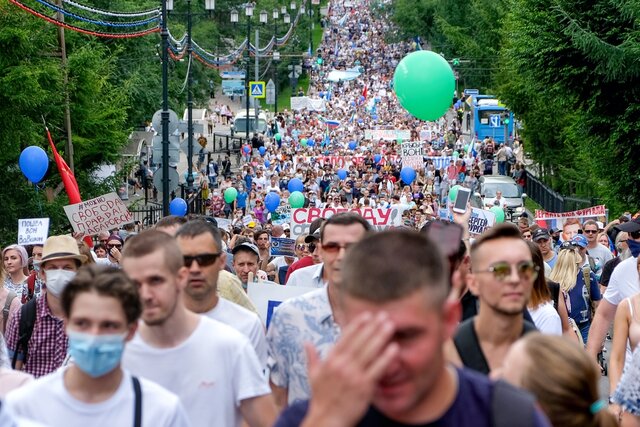 «Это плевок со стороны Путина». Почему на очередном массовом митинге в поддержку Сергея Фургала в Хабаровске начали требовать отставки президента. Репортаж Анастасии Якоревой