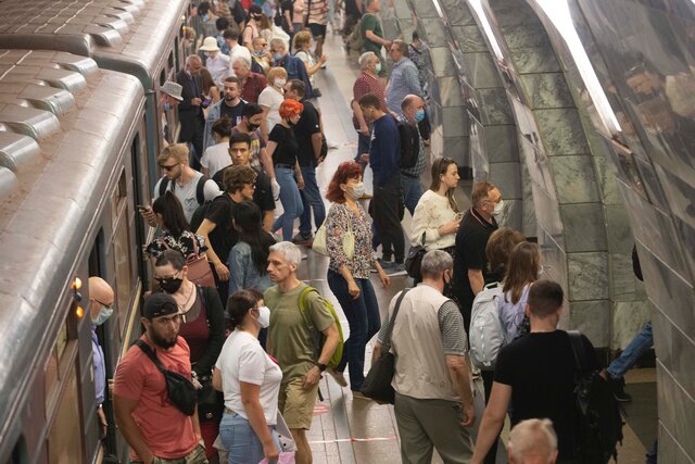 В Москве вновь штрафуют за отсутствие масок. Похоже, власти испугались новостей из Европы, где распространение вируса в последние недели ускорилось