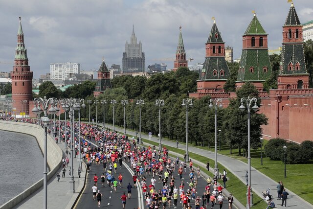 «Мы преодолели пандемию». В Москве, где массовые мероприятия по-прежнему под запретом, устроили полумарафон на 17 тысяч человек. Фотография