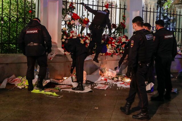 Полиция уничтожает мемориал возле посольства Белоруссии в Москве. Фотография