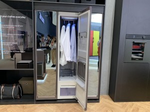 Samsung выпустил умную домашнюю химчистку AirDresser