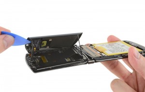 iFixit назвали Motorola Razr «самой сложной телефонной штуковиной»