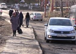 Горожане скинулись на ямочный ремонт дороги к своему поселку