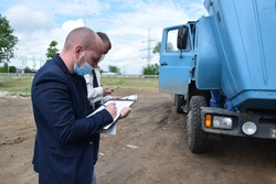 Водителей грузовиков накажут за парковку на площадке без асфальта