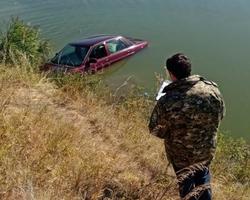 Мальчик погиб в скатившейся в пруд машине