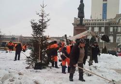 Снег перед мэрией убирали для 'прогулок с семьей'