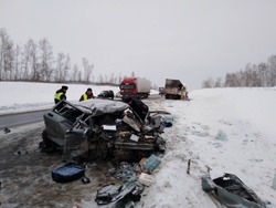 В столкновении 'ВАЗа' с фурой на трассе погибли мужчина и женщина