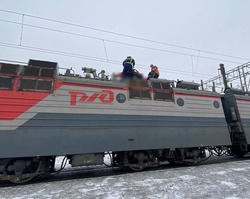 Мужчина упал на крышу локомотива и сгорел