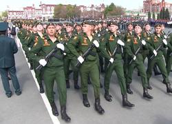 На Театральной площади прошел парад в честь Дня Победы