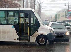 В ДТП с маршруткой пострадала женщина