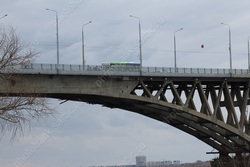 Спасатели ищут спрыгнувшего с моста в Волгу мужчину