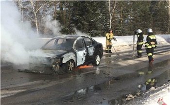 В Железногорске перекрыли дорогу около городского озера из-за сгоревшей Toyota