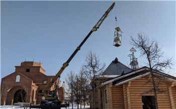 На строящийся храм в красноярской Зелёной Роще установили купола