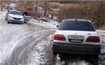 В Красноярске по сообщению очевидца задержали пьяную автоледи с тремя детьми