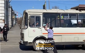 В Кемерово мужчина с лопатой напал на автобусы