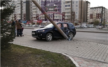 На Молокова водитель Mitsubishi врезался в Nissan и в столб