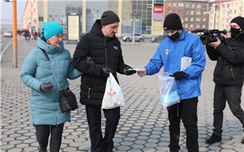 В Норильске волонтёры «Единой России» и «Молодой гвардии» проводят акцию «#Стопкоронавирус»