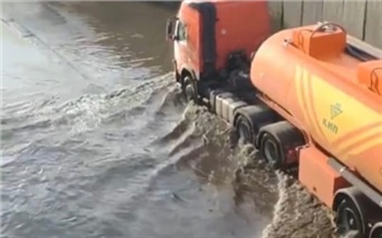 В районе Мичуринского моста затопило проезжую часть: водителям назвали объездной путь