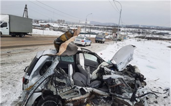 Mazda въехала под фуру около Мясокомбината. Погибшего водителя из машины вырезали спасатели