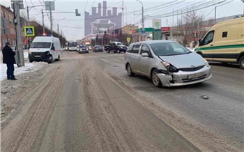 «Всю жизнь так поворачивал»: на Высотной Toyota устроила ДТП с реанимобилем