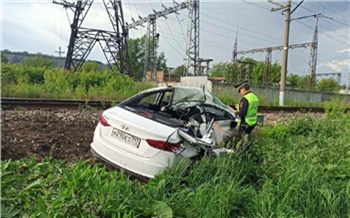 В Красноярске автомобилист пострадал в ДТП с электричкой