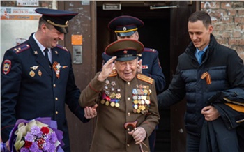 Красноярские полицейские устроили концерты под окнами ветеранов. Одному из них 102 года, второму — 96