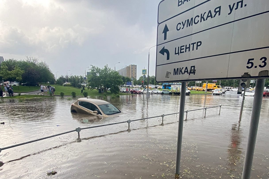 В Москве улицы затопило дождем. Фоторепортаж