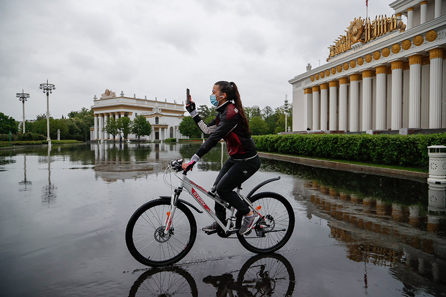 В Москве открылись парки и непродовольственные магазины. Фоторепортаж