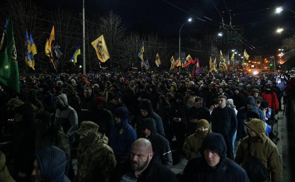 В посольство России в Киеве во время митинга выстрелили из ракетницы