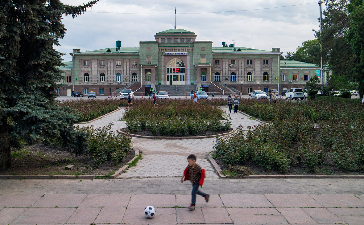 Власти Киргизии ввели комендантский час в столице и крупнейших городах