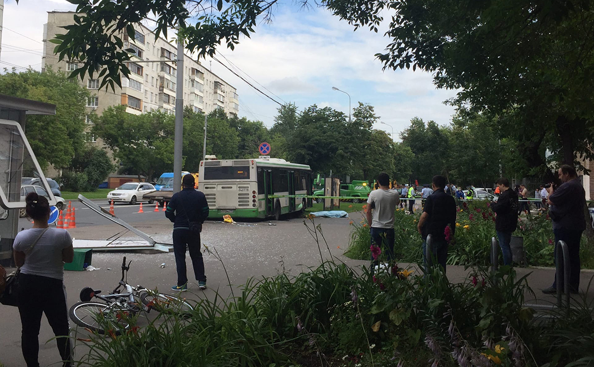 При наезде автобуса на остановку на юго-востоке Москвы погибла женщина