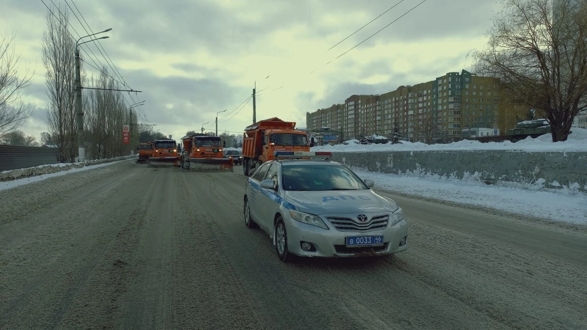 В Курске полицейские помогли коммунальщикам