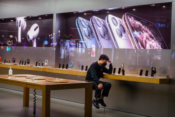 С полок Apple Store исчезли наушники других брендов?