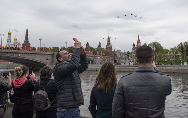 Во время эпидемии сидеть дома — вопрос морали. Почему россиянам это дается с трудом? Рассказывает Максим Трудолюбов