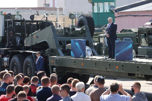 Лукашенко на заводе тягачей в Минске выступил, пожалуй, со своей самой провальной речью. Мы поговорили с рабочими этого предприятия о том, что там происходило