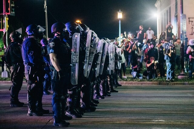 Новая (и снова мощная) волна протестов против полицейского насилия в США. 17-летний задержан за двойное убийство на демонстрации. Команды НБА впервые бойкотируют матчи