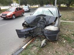 Двое водителей пострадали в ДТП со столбами