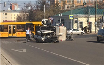 В центре Красноярска после столкновения с ВАЗом перевернулся микроавтобус