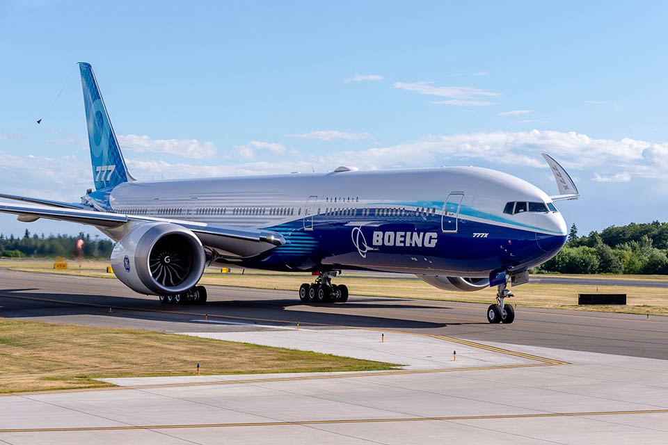 Самолёт Boeing 777X со складывающимися законцовками крыла совершил первый испытательный полёт